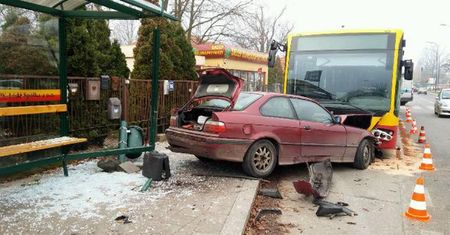 Pijany kierowca bmw wjechał w przystanek w Łodzi