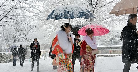 Silny wiatr i opady śniegu w Japonii - setki odwołanych lotów