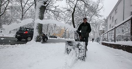 Po opadach śniegu na Mazowszu ponad 10 tys. odbiorców bez prądu