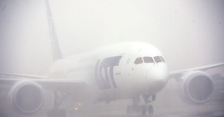 Mgła i chmury nad Okęciem - samoloty mają opóźnienia