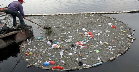 Chiny: nagroda dla urzędnika za... pływanie w ściekach