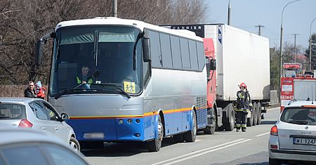 Wypadek w Ożarowie. Autokar z dziećmi zderzył się z tirem