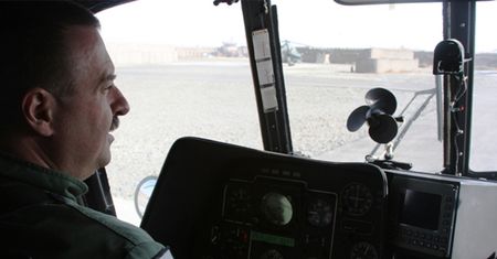 Major Waldemar Stafijowski spędził 125 dni w powietrzu. Za sterami Mi-17