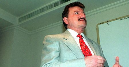 Kontrowersyjny lekarz z Polski w USA. Skutecznie leczy chorych na raka?