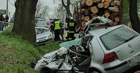 Naczepa tira uderzyła w samochody - jedna osoba nie żyje, 4 ranne