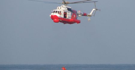 Akcja ratunkowa na Bałtyku. Śmigłowiec Marynarki Wojennej uratował wędkarza