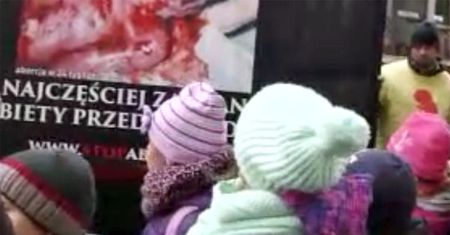 Pokazali dzieciom szokujące zdjęcie martwego płodu. Psycholog: "to zbyt drastyczne"
