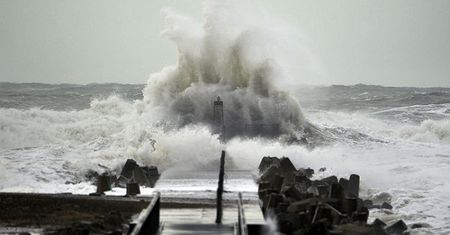 Chaos na morzu, torach i w powietrzu - huragan paraliżuje Europę