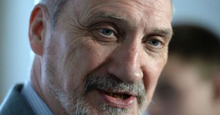 Antoni Macierewicz o zdjęciach ze Smoleńska: niech premier powie, co go tak rozśmieszyło