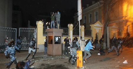Ukraina: na Euromajdanie powstaje miasteczko namiotowe, opozycja zapowiada blokady