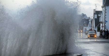Atlantyk zagraża francuskiemu wybrzeżu
