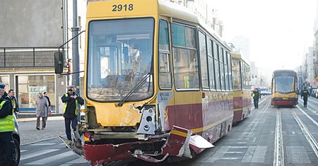 Tramwaj zderzył się z samochodem w Łodzi. Dwie osoby nie żyją. Motorniczy był pijany