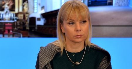 Pociągi utknęły na trasach. Elżbieta Bieńkowska: sorry, mamy taki klimat