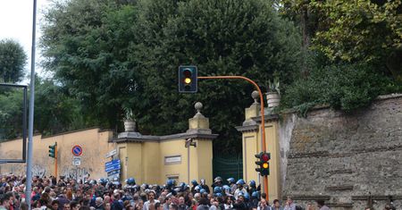 Protesty podczas uroczystości pogrzebowych Ericha Priebkego we Włoszech
