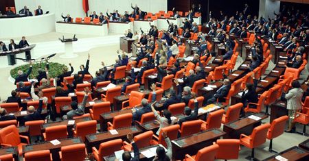 Turecki parlament zniósł zakaz noszenia przez posłanki spodni