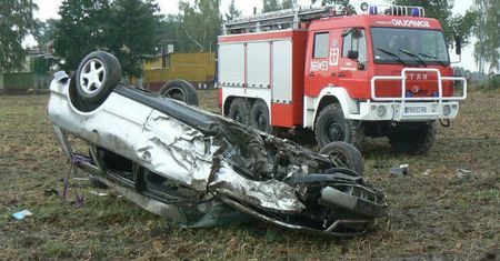 Wypadek samochodowy w Mąkoszynie. 24-letni kierowca nie żyje