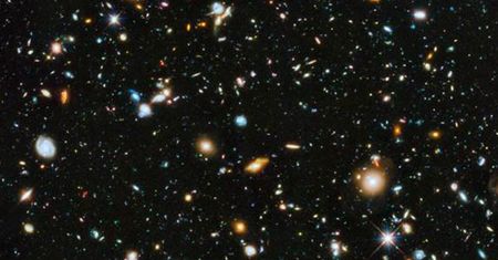 Kolorowy obraz odległego Wszechświata uzyskany przez Teleskop Hubble'a