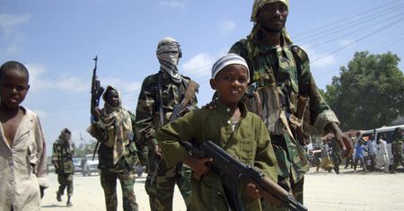 Afrykańscy zbrodniarze, którzy wykorzystują w swojej walce dzieci