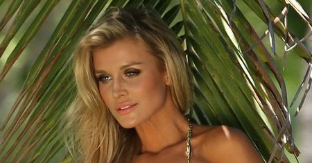 Zmysłowa Joanna Krupa kusi w gorącej sesji pod palmami