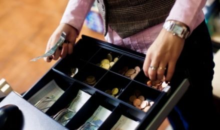 Kasjerka podejrzana o kradzież z uczelni 600 tys. zł