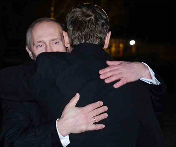 Władimir Putin i Donald Tusk 10 kwietnia 2010 roku w Smoleńsku