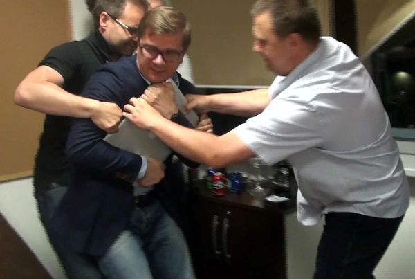 Redaktor naczelny "Wprost" Sylwester Latkowski oraz funkcjonariusze ABW na kadrze z nagrania udostępnionego przez Prokuraturę Okręgową Warszawa-Praga