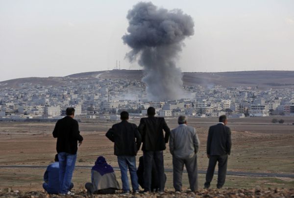 Ostrzał syryjskiego miasta Kobane widoczny z tureckiej strony granicy