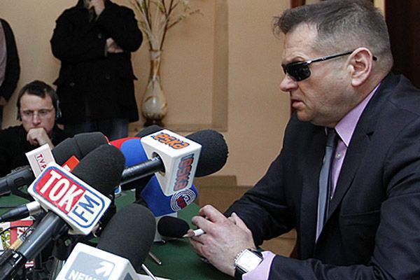 Detektyw Krzysztof Rutkowski podczas konferencji prasowej.