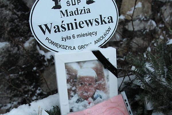 Grób tragicznie zmarłej półrocznej Magdy z Sosnowca