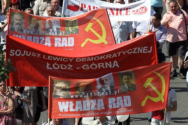 Transparenty niesione przez uczestników pochodu pierwszomajowego w Warszawie