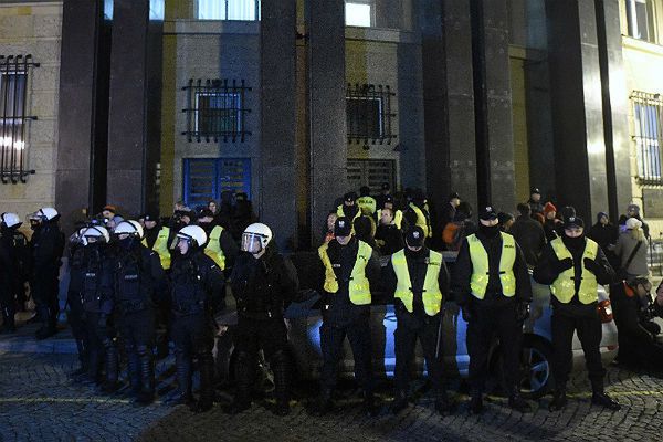 Policja przed budynkiem Państwowej Komisji Wyborczej podczas zajść 20 listopada