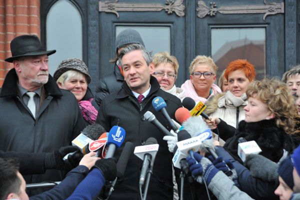 Robert Biedroń podczas konferencji prasowej w Słupsku