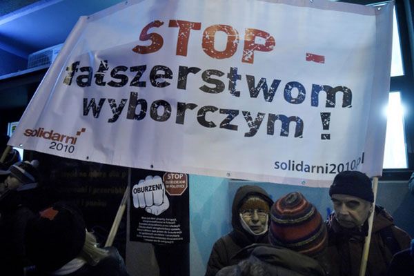 Protest przed siedzibą PKW