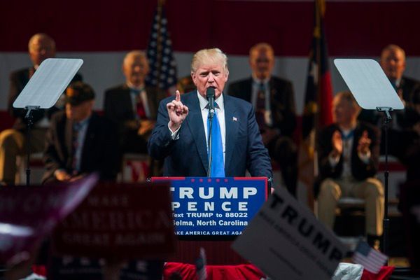 Trump atakuje Clinton za skandal z mailami