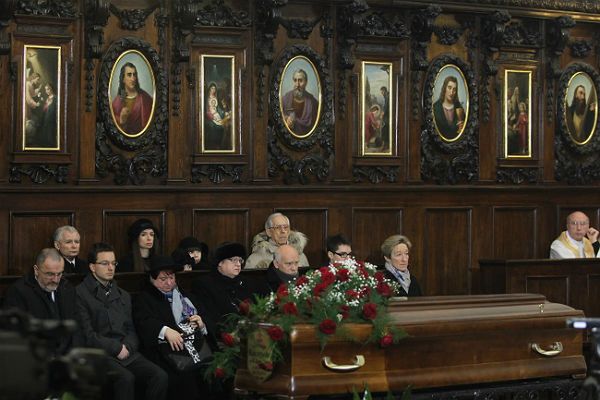 Prezes PiS Jarosław Kaczyński oraz jego bratanica Marta Kaczyńska w czasie uroczystości pogrzebowych Jadwigi Kaczyńskiej
