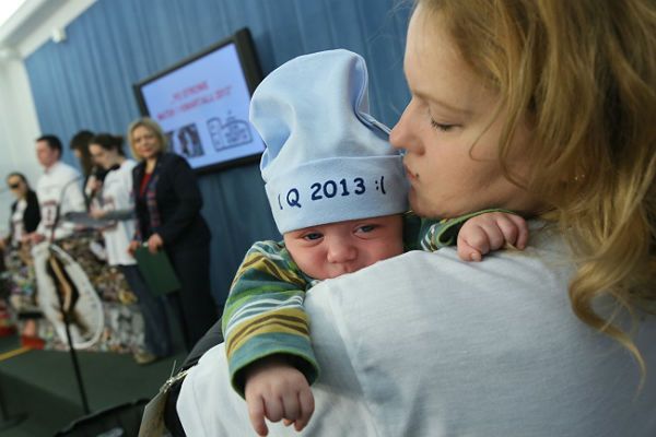 Matka z dzieckiem uczestniczy w konferencji prasowej "Po stronie Matek I Kwartału"