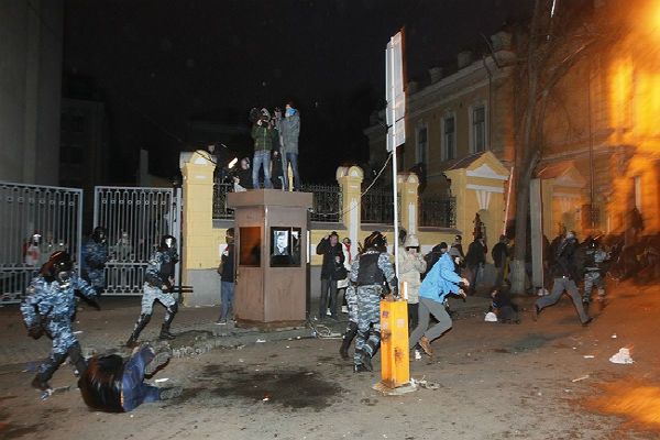 W okolicach siedziby prezydenta Ukrainy doszło do starcia protestujących ze służbami