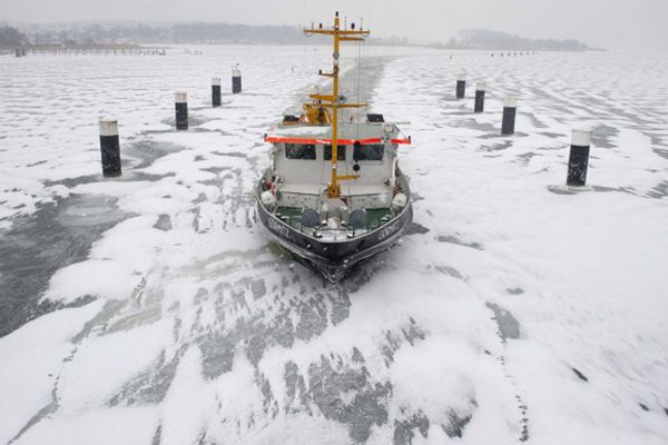 Lodołamacze wypłynęły na Wisłę; skruszą lód u ujścia rzeki