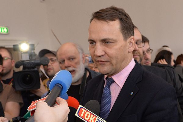 Sikorski apeluje do Rosji: nie wchodźcie na Ukrainę