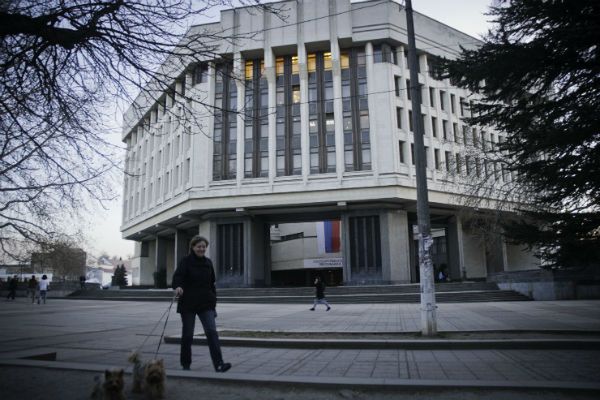Budynek krymskiego parlamentu. Od jakiegoś czasu na jego szczycie powiewa flaga rosyjska