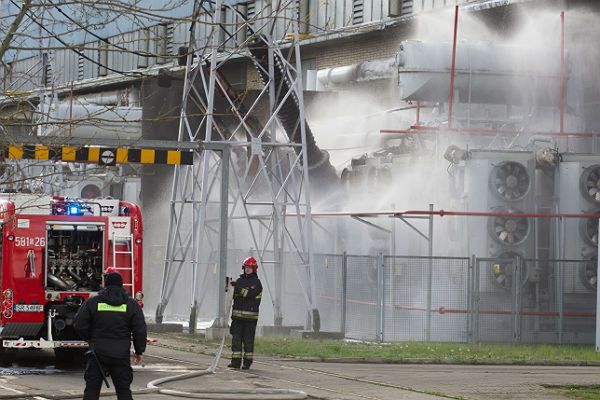 Strażacy na miejscu pożaru transformatora
