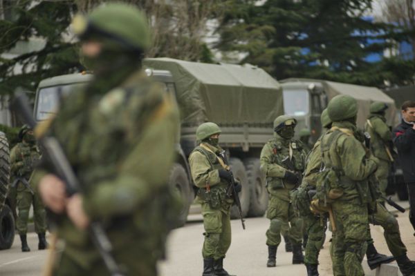 Strategiczne punkty Krymu są zajmowane przez umundurowanych ludzi mówiących po rosyjsku