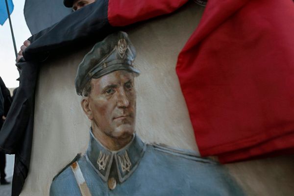 Portret Szuchewycza na marszu ukraińskich nacjonalistów