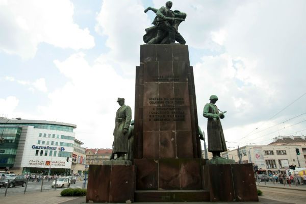Artyści i dziennikarze podpisali list otwarty przeciwko pomnikowi "czterech śpiących"