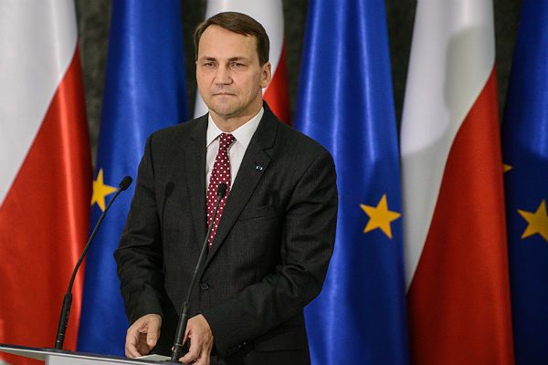Marszałek sejmu Radosław Sikorski podczas konferencji prasowej w sejmie