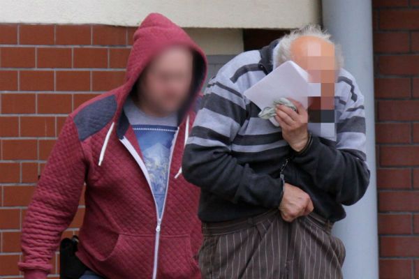 59-letni Jan A. na terenie sądu w Łęczycy w maju br.