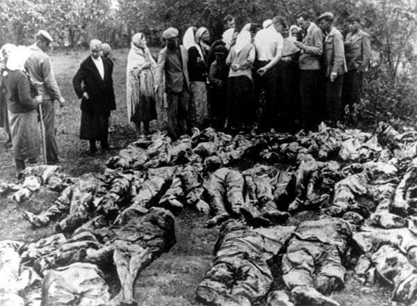 Ekshumacja ciał zamordowanych w Katyniu, kwiecień 1943 r.