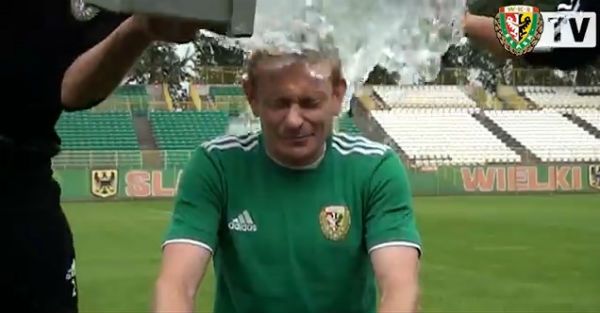 Kubeł zimnej wody dla samorządowców i sportowców, czyli #IceBucketChallenge