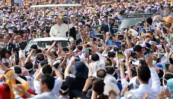 Papież Franciszek nazwał "hipokrytami" duchownych, którzy "żyją, jak bogaci"