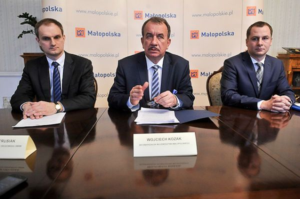 Wicemarszałek Małopolski Wojciech Kozak, wicedyrektor Departamentu Środowiska Tomasz Pietrusiak i radca prawny Piotr Malaga